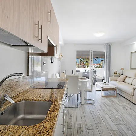 Island Village Heights Apartament *
